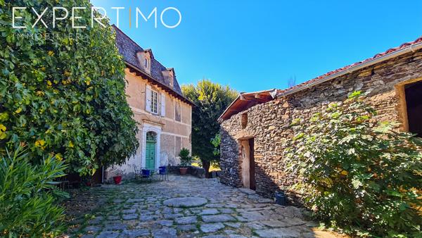 Manoir d'une superficie habitable de 338 m² avec dépendances sur un terrain de 3,6 hectares