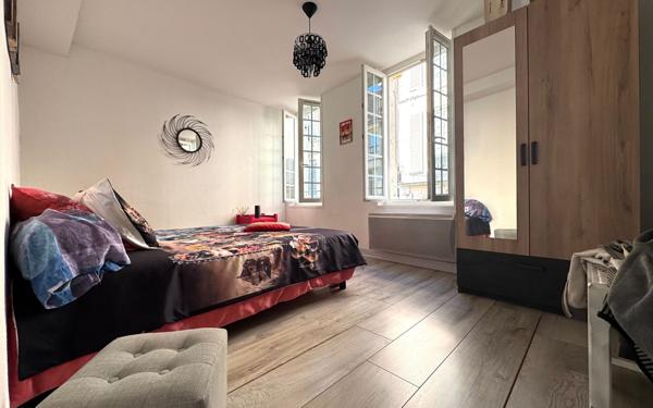 Immeuble à vendre    6 pièces •  Saintes