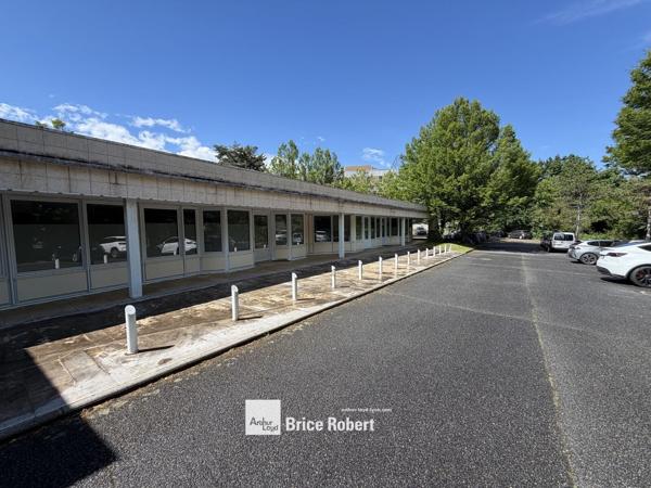 Bureaux à louer en rez de chaussée à Dardilly avec parking et accès transports