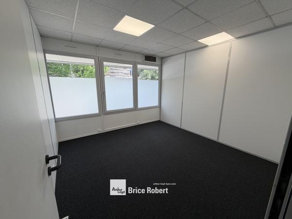Bureaux à louer en rez de chaussée à Dardilly avec parking et accès transports