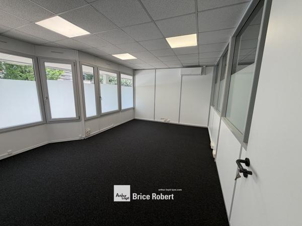 Bureaux à louer en rez de chaussée à Dardilly avec parking et accès transports