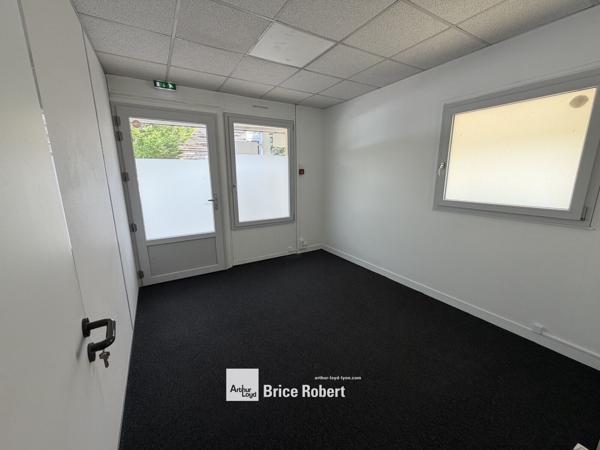 Bureaux à louer en rez de chaussée à Dardilly avec parking et accès transports