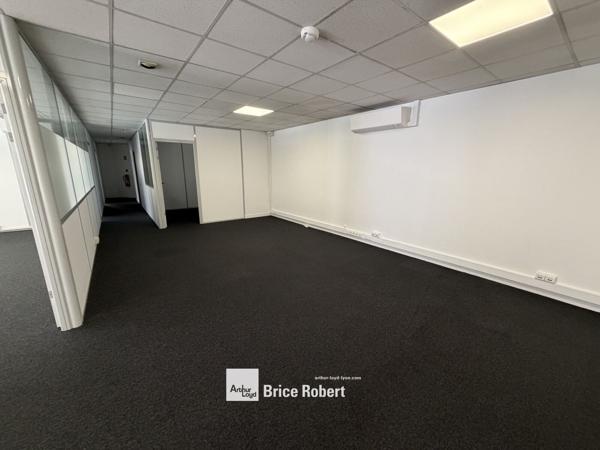 Bureaux à louer en rez de chaussée à Dardilly avec parking et accès transports