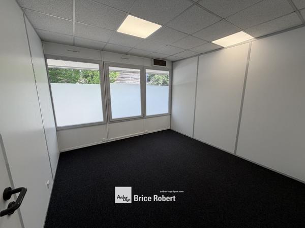 Bureaux à louer en rez de chaussée à Dardilly avec parking et accès transports