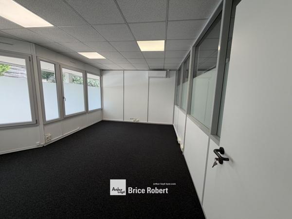 Bureaux à louer en rez de chaussée à Dardilly avec parking et accès transports
