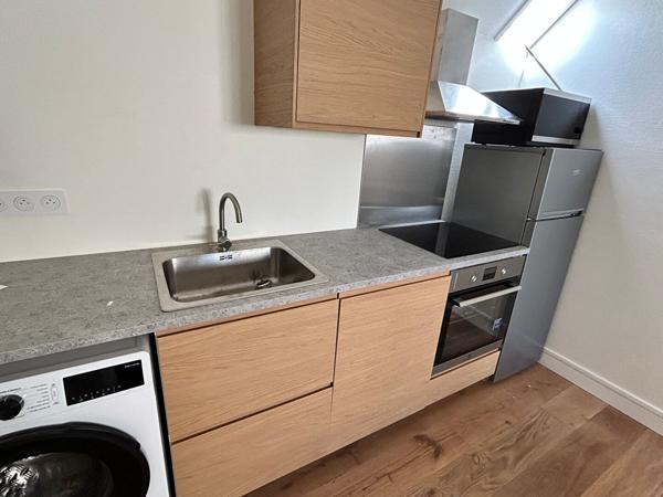 Rue Grandet . Vaste studio neuf et meublé