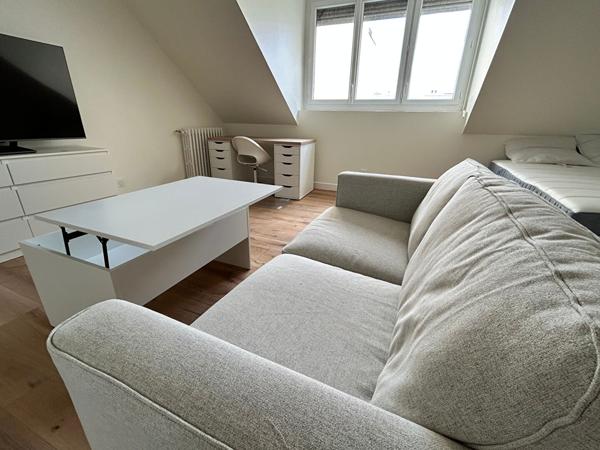 Rue Grandet . Vaste studio neuf et meublé