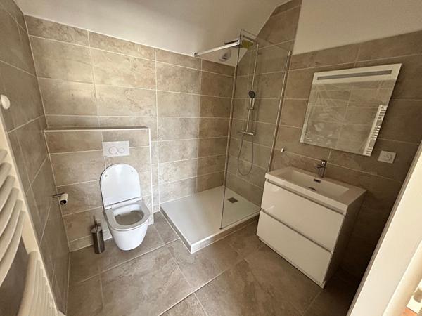 Rue Grandet . Vaste studio neuf et meublé