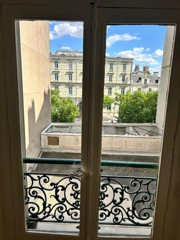 Rue Grandet . Vaste studio neuf et meublé