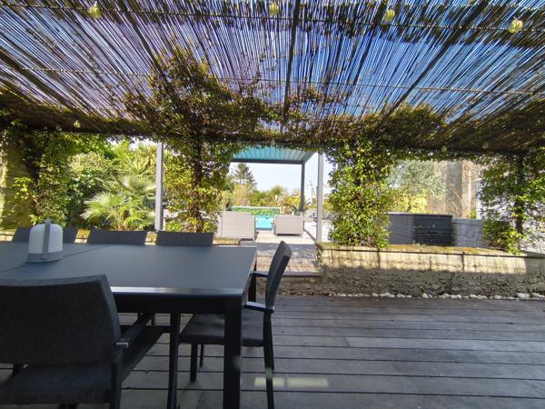Maison
                                                                                                                                                                                                                                                                                                                        7 pièce(s)                                                                                                                                                                                                          5 chambre(s)                                                                                                                                                                                                          214  m²