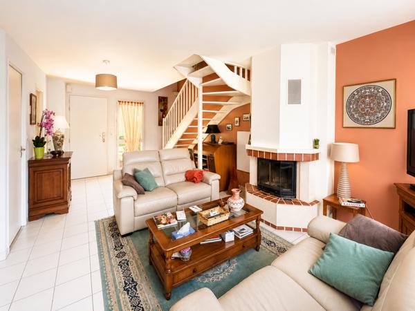 Maison de ville en duplexe 3 chambres en centre ville d'Arès