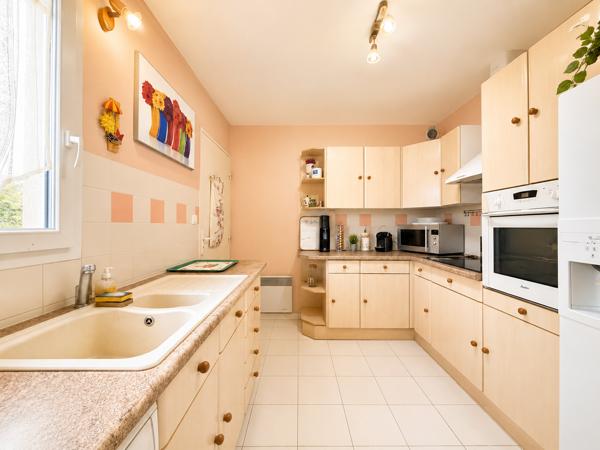 Maison de ville en duplexe 3 chambres en centre ville d'Arès