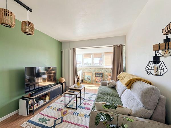 Appartement T2, garage, ascenseur, loggia, dernier étage - 60m² - Lanester