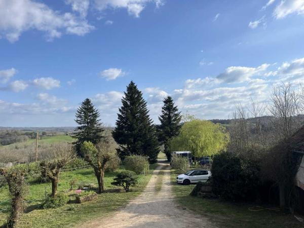 Maison ancienne - Montignac-lascaux Sur les hauteurs entre Montignac et Sarlat, maison en pierre avec grande grange, l'ensemble situé au calme sur un terrain d'environ 2800 m².