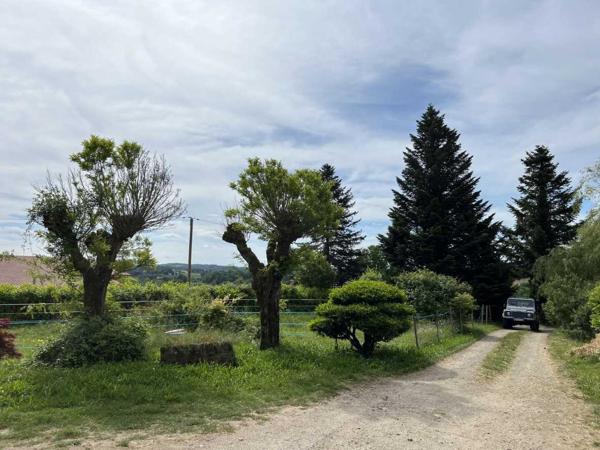 Maison ancienne - Montignac-lascaux Sur les hauteurs entre Montignac et Sarlat, maison en pierre avec grande grange, l'ensemble situé au calme sur un terrain d'environ 2800 m².
