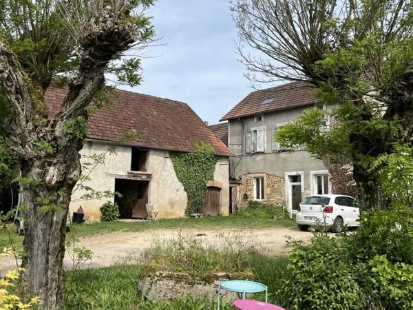 Maison ancienne - Montignac-lascaux Sur les hauteurs entre Montignac et Sarlat, maison en pierre avec grande grange, l'ensemble situé au calme sur un terrain d'environ 2800 m².