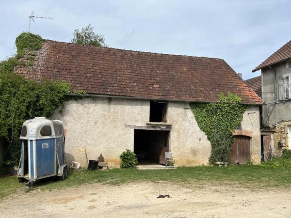 Maison ancienne - Montignac-lascaux Sur les hauteurs entre Montignac et Sarlat, maison en pierre avec grande grange, l'ensemble situé au calme sur un terrain d'environ 2800 m².
