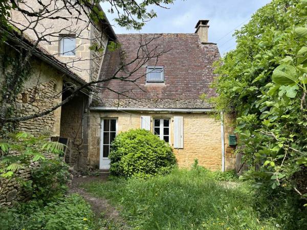 Maison ancienne - Montignac-lascaux Sur les hauteurs entre Montignac et Sarlat, maison en pierre avec grande grange, l'ensemble situé au calme sur un terrain d'environ 2800 m².