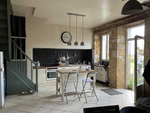 Maison ancienne - Montignac-lascaux Sur les hauteurs entre Montignac et Sarlat, maison en pierre avec grande grange, l'ensemble situé au calme sur un terrain d'environ 2800 m².