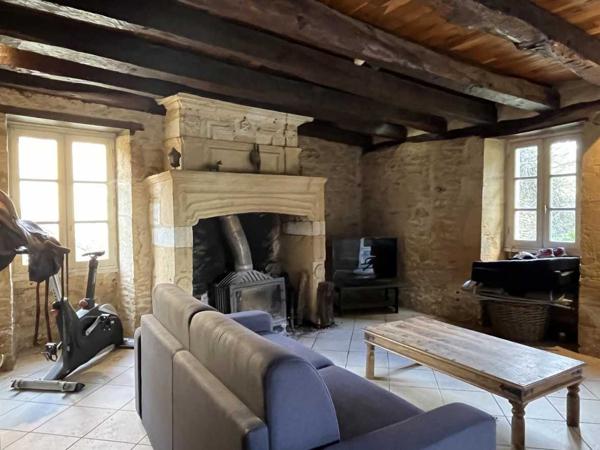 Maison ancienne - Montignac-lascaux Sur les hauteurs entre Montignac et Sarlat, maison en pierre avec grande grange, l'ensemble situé au calme sur un terrain d'environ 2800 m².
