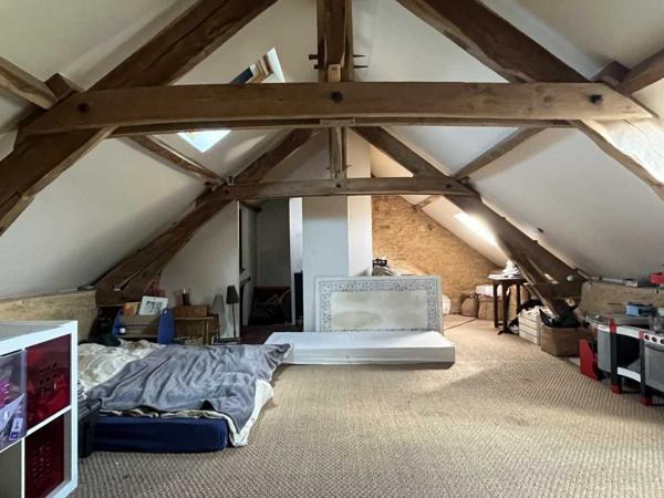 Maison ancienne - Montignac-lascaux Sur les hauteurs entre Montignac et Sarlat, maison en pierre avec grande grange, l'ensemble situé au calme sur un terrain d'environ 2800 m².