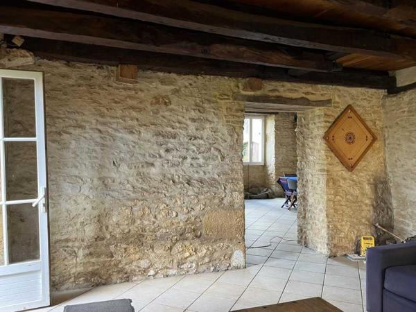 Maison ancienne - Montignac-lascaux Sur les hauteurs entre Montignac et Sarlat, maison en pierre avec grande grange, l'ensemble situé au calme sur un terrain d'environ 2800 m².
