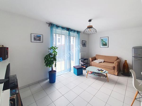 Orvault Ferrière : Exclusivité ! En rez de jardin, T2 avec terrasse parking couvert sécurisé. Proche commerces et tramway de la Ferrière.