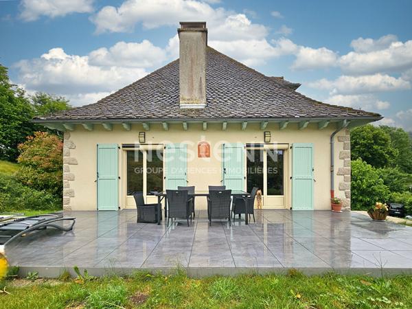 A vendre à Marmanhac, sur terrain d'environ 1000 m², Maison de caractère de type 4 d'une surface d'environ 150 m² avec garage, cave et terrasse.