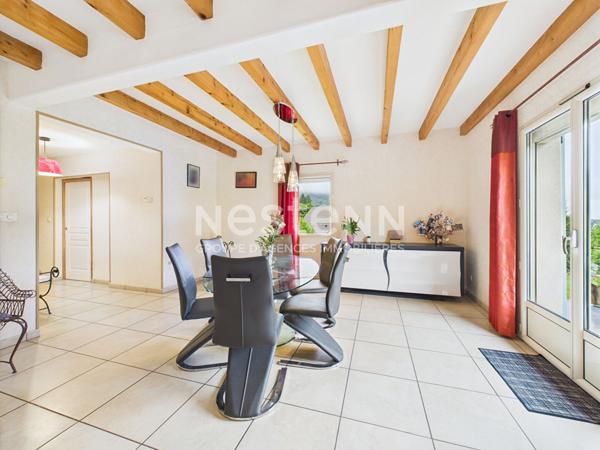 A vendre à Marmanhac, sur terrain d'environ 1000 m², Maison de caractère de type 4 d'une surface d'environ 150 m² avec garage, cave et terrasse.