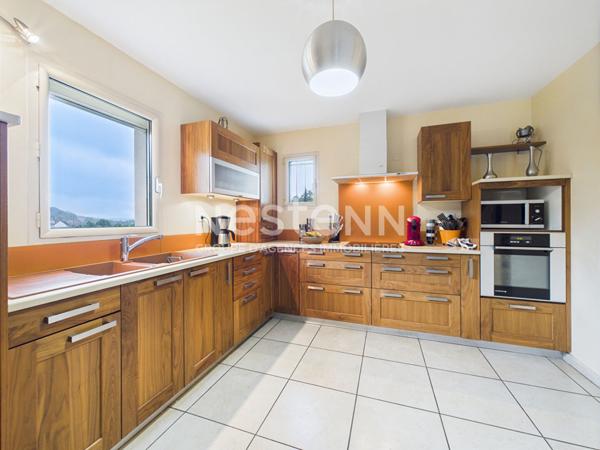 A vendre à Marmanhac, sur terrain d'environ 1000 m², Maison de caractère de type 4 d'une surface d'environ 150 m² avec garage, cave et terrasse.