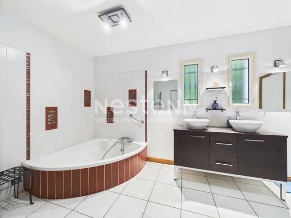 A vendre à Marmanhac, sur terrain d'environ 1000 m², Maison de caractère de type 4 d'une surface d'environ 150 m² avec garage, cave et terrasse.