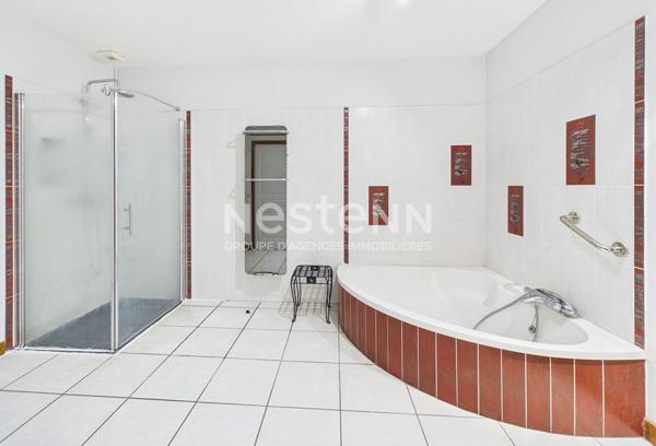 A vendre à Marmanhac, sur terrain d'environ 1000 m², Maison de caractère de type 4 d'une surface d'environ 150 m² avec garage, cave et terrasse.