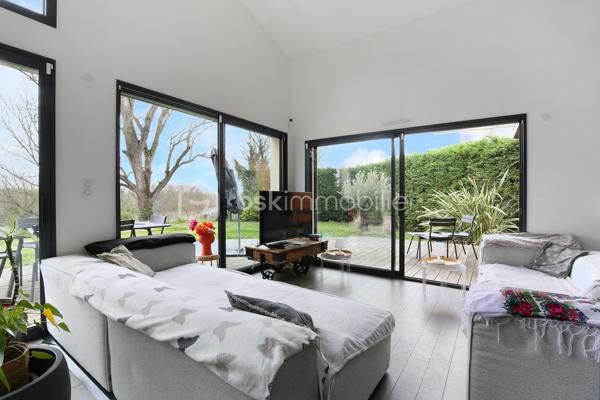 Découvrez cette maison moderne d'environ 200 m²
Nichée dans un quartier pavillonnaire paisible à Beauzelle.
Profitez d’un cadre de vie exceptionnel alliant modernité et tranquillité.

Offrant 6 pièces dont 5 chambres spacieuses, cette maison non mitoyenne s'étend sur 2 niveaux.
La cuisine ouverte sur séjour et les 4 salles d'eau vous garantissent confort et fonctionnalité.
Un vaste séjour lumineux avec double vitrage vous accueille dans un espace chaleureux.
À l’extérieur, savourez les beaux jours sur la terrasse donnant sur une piscine, orientée sud
pour davantage de soleil.

Dotée de climatisation, chauffage au sol et d’équipements de qualités, profitez d’un confort sans pareil.
Deux parkings vous sont dédiés, et une ambiance calme et sans vis-à-vis complète ce cadre idyllique.
Bénéficiez d’une proximité avec des commerces, écoles, et l’accès facile aux grands axes.
Photos et vidéo sur demande.