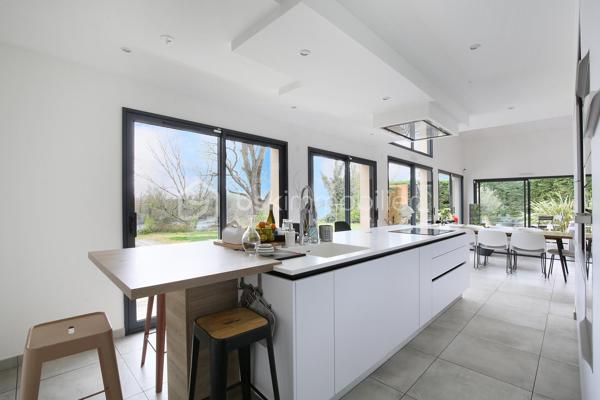 Découvrez cette maison moderne d'environ 200 m²
Nichée dans un quartier pavillonnaire paisible à Beauzelle.
Profitez d’un cadre de vie exceptionnel alliant modernité et tranquillité.

Offrant 6 pièces dont 5 chambres spacieuses, cette maison non mitoyenne s'étend sur 2 niveaux.
La cuisine ouverte sur séjour et les 4 salles d'eau vous garantissent confort et fonctionnalité.
Un vaste séjour lumineux avec double vitrage vous accueille dans un espace chaleureux.
À l’extérieur, savourez les beaux jours sur la terrasse donnant sur une piscine, orientée sud
pour davantage de soleil.

Dotée de climatisation, chauffage au sol et d’équipements de qualités, profitez d’un confort sans pareil.
Deux parkings vous sont dédiés, et une ambiance calme et sans vis-à-vis complète ce cadre idyllique.
Bénéficiez d’une proximité avec des commerces, écoles, et l’accès facile aux grands axes.
Photos et vidéo sur demande.