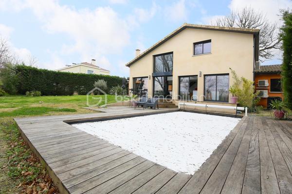 Découvrez cette maison moderne d'environ 200 m²
Nichée dans un quartier pavillonnaire paisible à Beauzelle.
Profitez d’un cadre de vie exceptionnel alliant modernité et tranquillité.

Offrant 6 pièces dont 5 chambres spacieuses, cette maison non mitoyenne s'étend sur 2 niveaux.
La cuisine ouverte sur séjour et les 4 salles d'eau vous garantissent confort et fonctionnalité.
Un vaste séjour lumineux avec double vitrage vous accueille dans un espace chaleureux.
À l’extérieur, savourez les beaux jours sur la terrasse donnant sur une piscine, orientée sud
pour davantage de soleil.

Dotée de climatisation, chauffage au sol et d’équipements de qualités, profitez d’un confort sans pareil.
Deux parkings vous sont dédiés, et une ambiance calme et sans vis-à-vis complète ce cadre idyllique.
Bénéficiez d’une proximité avec des commerces, écoles, et l’accès facile aux grands axes.
Photos et vidéo sur demande.