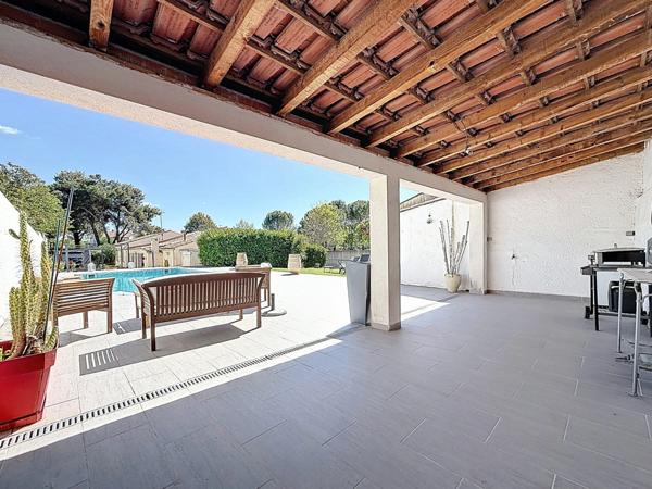 JUVIGNAC (34) - Maison T5 plain-pied 117 m2 sur terrain clos et arboré de 1645 m2 avec piscine, plage carrelée, pool-house, terrasses, 2 garages, véranda.