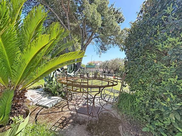 JUVIGNAC (34) - Maison T5 plain-pied 117 m2 sur terrain clos et arboré de 1645 m2 avec piscine, plage carrelée, pool-house, terrasses, 2 garages, véranda.