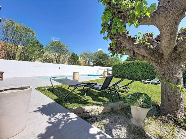 JUVIGNAC (34) - Maison T5 plain-pied 117 m2 sur terrain clos et arboré de 1645 m2 avec piscine, plage carrelée, pool-house, terrasses, 2 garages, véranda.