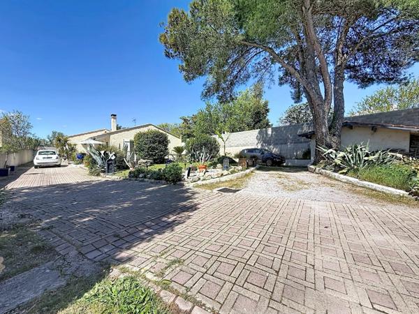 JUVIGNAC (34) - Maison T5 plain-pied 117 m2 sur terrain clos et arboré de 1645 m2 avec piscine, plage carrelée, pool-house, terrasses, 2 garages, véranda.