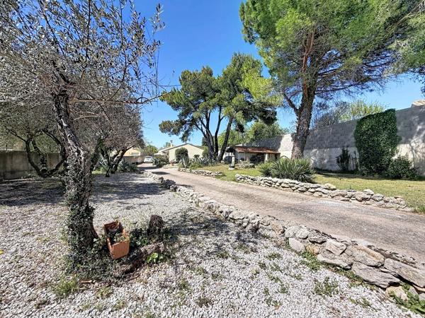JUVIGNAC (34) - Maison T5 plain-pied 117 m2 sur terrain clos et arboré de 1645 m2 avec piscine, plage carrelée, pool-house, terrasses, 2 garages, véranda.