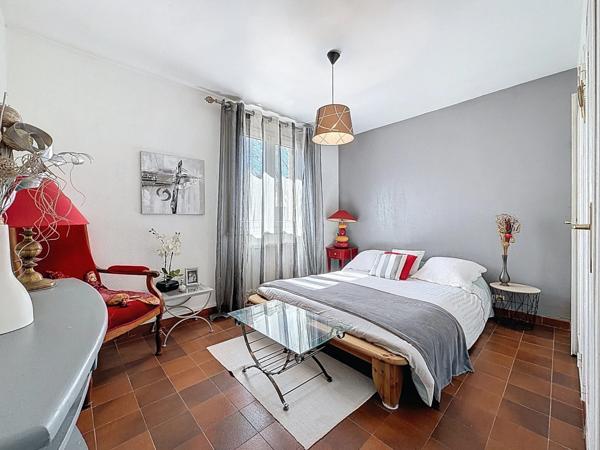 JUVIGNAC (34) - Maison T5 plain-pied 117 m2 sur terrain clos et arboré de 1645 m2 avec piscine, plage carrelée, pool-house, terrasses, 2 garages, véranda.
