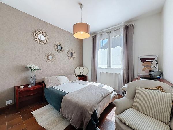 JUVIGNAC (34) - Maison T5 plain-pied 117 m2 sur terrain clos et arboré de 1645 m2 avec piscine, plage carrelée, pool-house, terrasses, 2 garages, véranda.