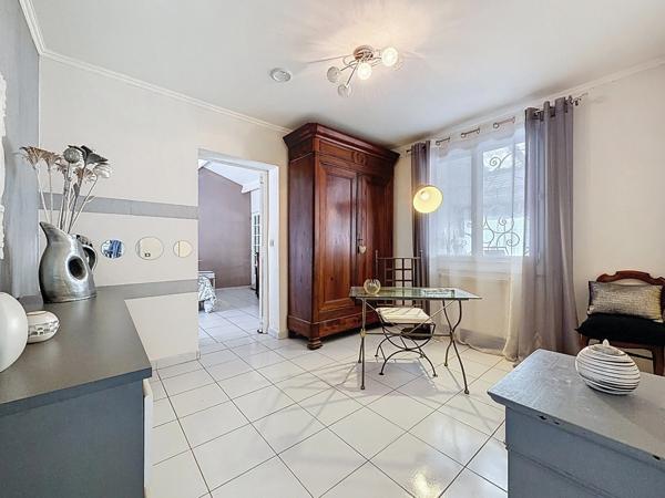 JUVIGNAC (34) - Maison T5 plain-pied 117 m2 sur terrain clos et arboré de 1645 m2 avec piscine, plage carrelée, pool-house, terrasses, 2 garages, véranda.