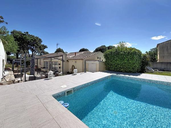 JUVIGNAC (34) - Maison T5 plain-pied 117 m2 sur terrain clos et arboré de 1645 m2 avec piscine, plage carrelée, pool-house, terrasses, 2 garages, véranda.