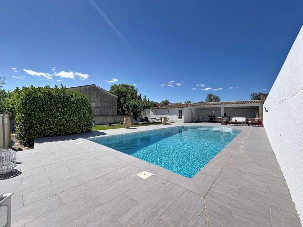 JUVIGNAC (34) - Maison T5 plain-pied 117 m2 sur terrain clos et arboré de 1645 m2 avec piscine, plage carrelée, pool-house, terrasses, 2 garages, véranda.