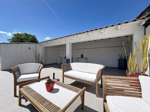 JUVIGNAC (34) - Maison T5 plain-pied 117 m2 sur terrain clos et arboré de 1645 m2 avec piscine, plage carrelée, pool-house, terrasses, 2 garages, véranda.