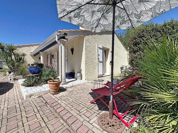 JUVIGNAC (34) - Maison T5 plain-pied 117 m2 sur terrain clos et arboré de 1645 m2 avec piscine, plage carrelée, pool-house, terrasses, 2 garages, véranda.