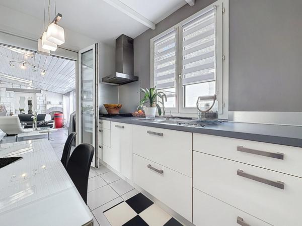 JUVIGNAC (34) - Maison T5 plain-pied 117 m2 sur terrain clos et arboré de 1645 m2 avec piscine, plage carrelée, pool-house, terrasses, 2 garages, véranda.