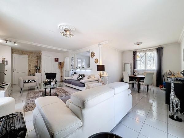 JUVIGNAC (34) - Maison T5 plain-pied 117 m2 sur terrain clos et arboré de 1645 m2 avec piscine, plage carrelée, pool-house, terrasses, 2 garages, véranda.