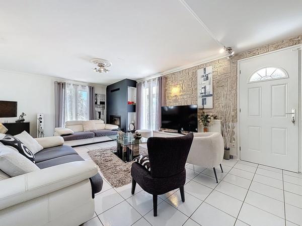 JUVIGNAC (34) - Maison T5 plain-pied 117 m2 sur terrain clos et arboré de 1645 m2 avec piscine, plage carrelée, pool-house, terrasses, 2 garages, véranda.